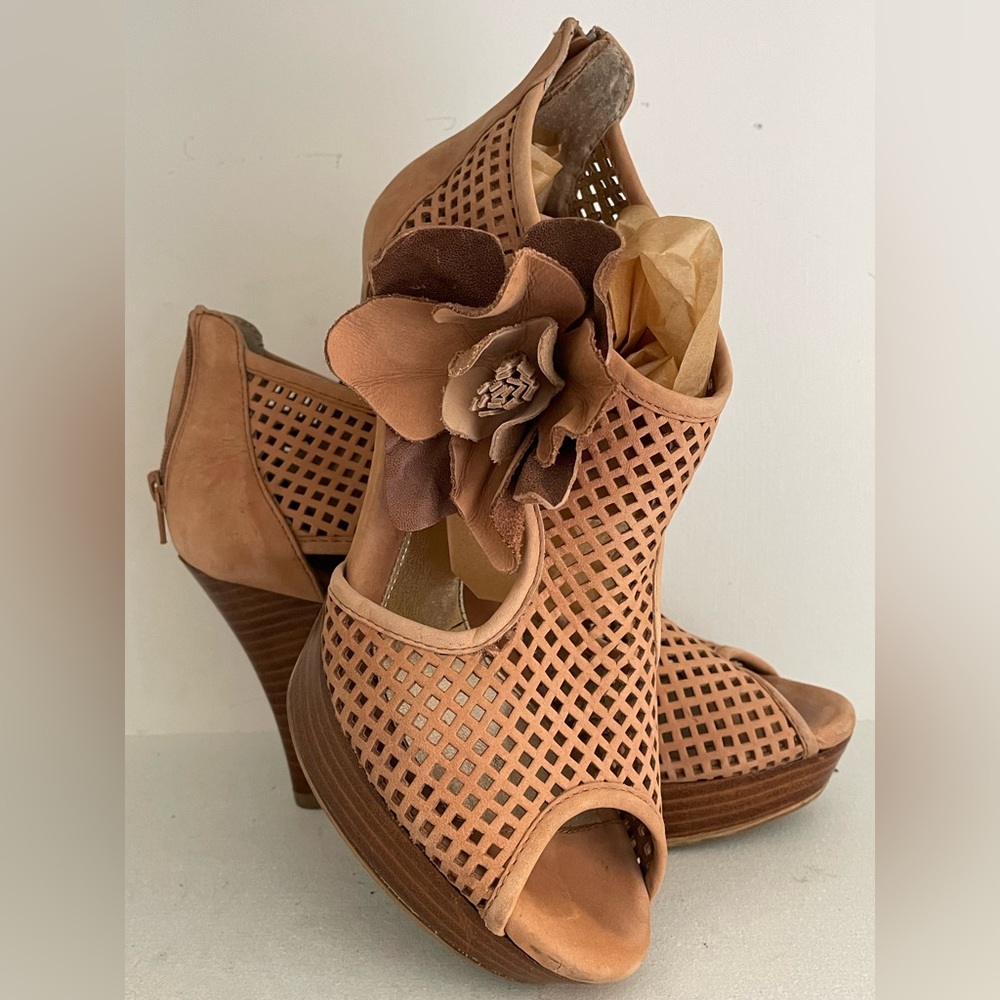 Sofft Malo Dress Sandal Platform Heel Bootie 7.5 Perforated Floral Leather Tan